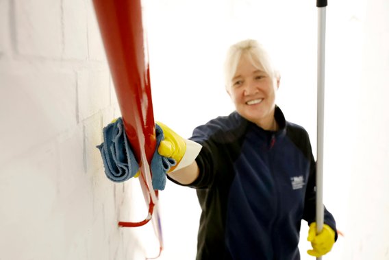 Putzkraft bei ihrer Arbeit