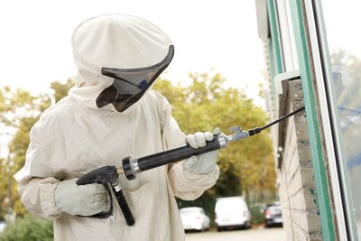 Mitarbeiter im Schutzanzug bei der Arbeit