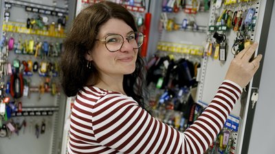 Mitarbeiterin am Schlüsselkasten