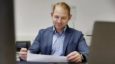 Geschäftsführer am Schreibtisch